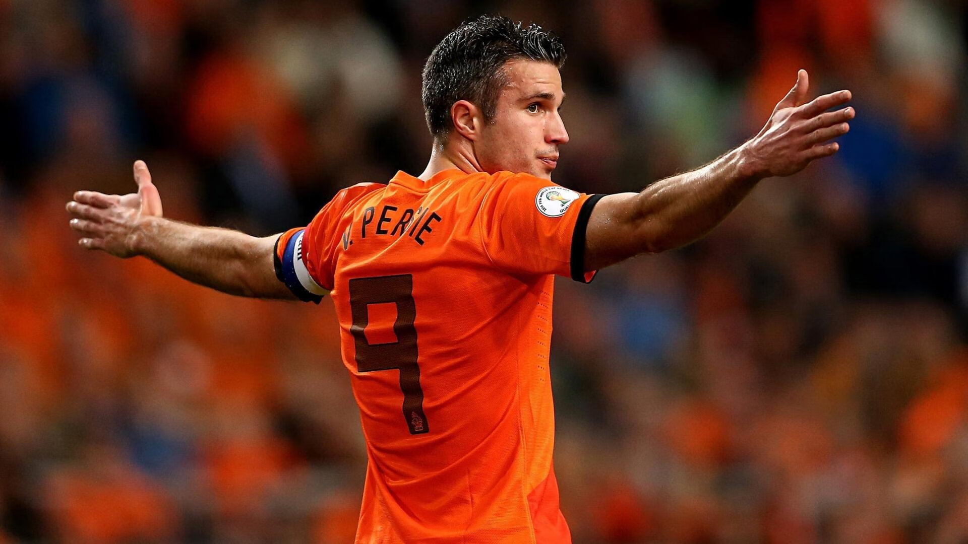 关键比赛前夜球队集体观影放松心情增强队内凝聚力，12支球队观看比赛锦标赛的热度